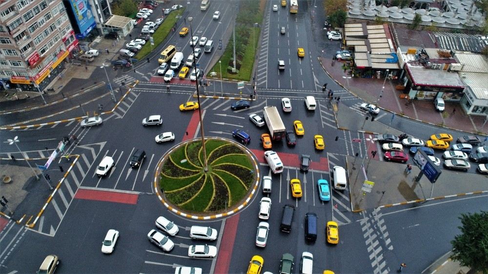 112 Sağlık Ekiplerinin İstanbul Yollarında Yaşadığı Zorluklar Havadan Görüntülendi