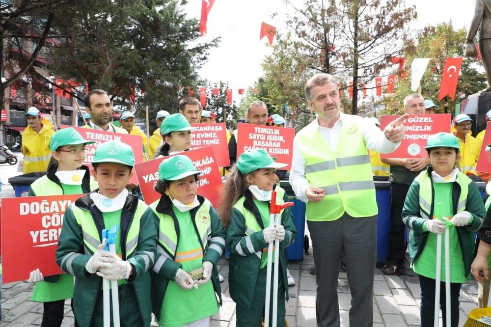 15 Eylül Dünya Temizlik Gününde Minikler Başkan Usta İle Sokaklardaki Çöpleri Topladı