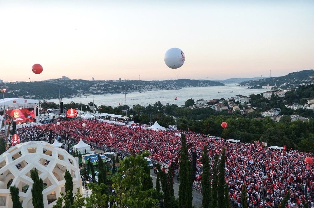 15 Temmuz Şehitler Köprüsündeki İnsan Yoğunluğu Havadan Görüntülendi