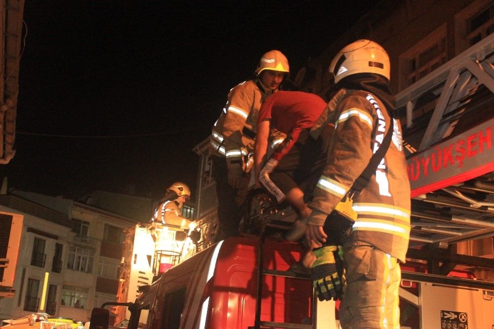 2 Katlı Binada Çıkan Yangında 7 Kişi Mahsur Kaldı: 3 Kişi Dumandan Etkilendi