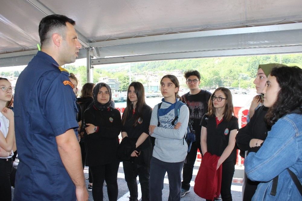 200 Öğrenci Sahil Güvenlik Ekipleriyle Boğaz Turu Eşliğinde Eğitim Aldı