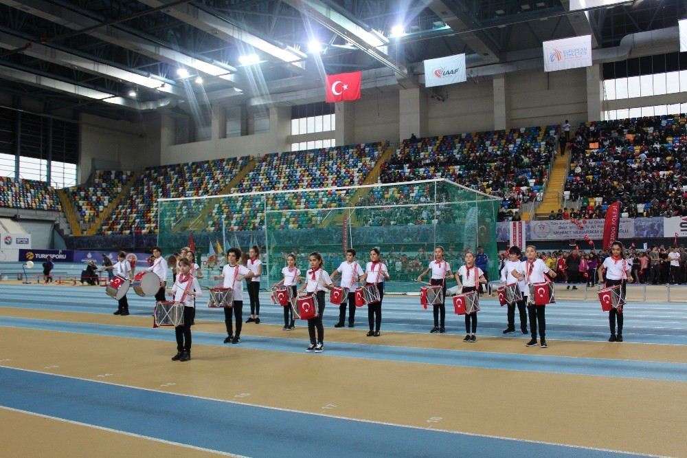 60. Yıl Atletizm Şampiyonasında Miniklerden Kıyasıya Mücadele