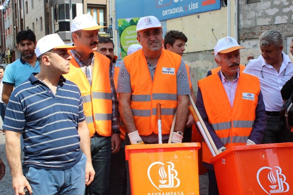 Abdürrahim Albayrak Fırça Faraşla Sokakları Süpürdü