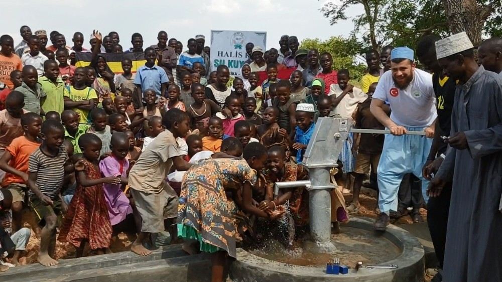 Afrikada Suyu Gören Çocukların Sevinci Duygulandırdı