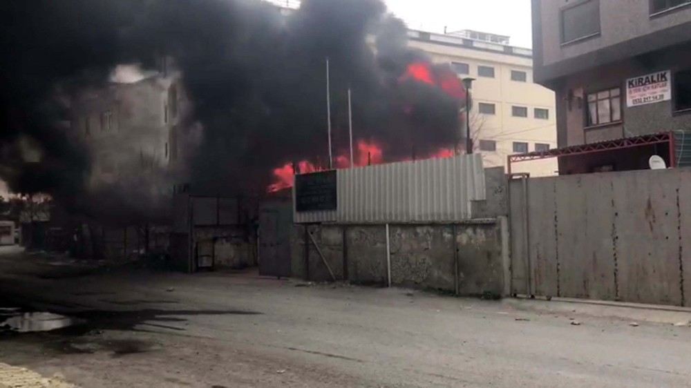 Ahşap Baraka Alevlere Teslim Oldu, Mahalleli Panik Yaşadı