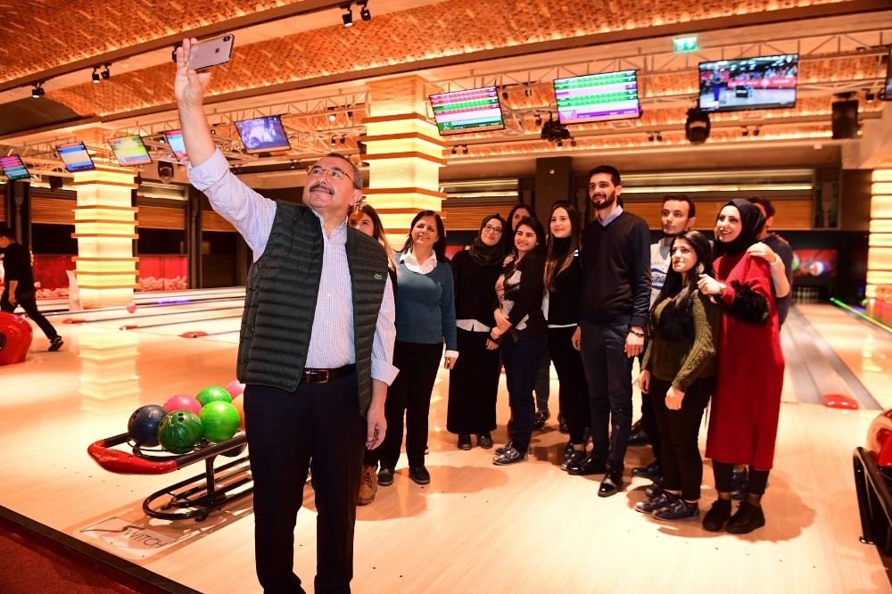 Ak Parti Ataşehir Belediye Başkan Adayı İsmail Erdem Gençlerle Bowling Turnuvasına Katıldı