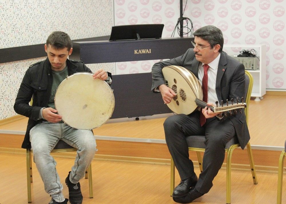 Ak Parti Genel Başkan Danışmanı Yasin Aktay, Öğrencilerin Orkestrasına Ut İle Eşlik Etti