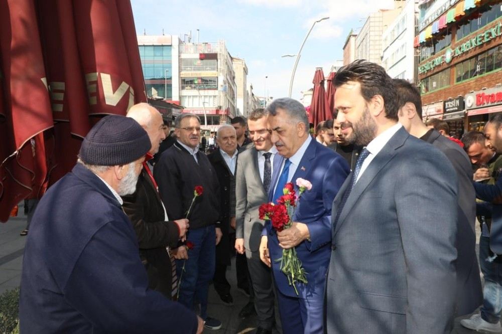 Ak Parti Genel Başkan Yardımcısı Hayati Yazıcı, Zeytinburnunda Vatandaşlara Karanfil Dağıttı