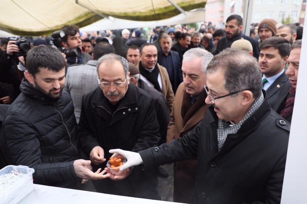 Ak Partili Başkan Adayı Köken Vatandaşlara Lokma Dağıttı