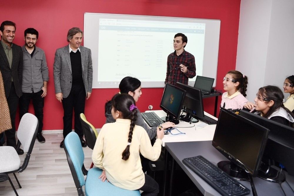 Akademi Beyoğlunda Robotik Kodlama Eğitimleri Başladı