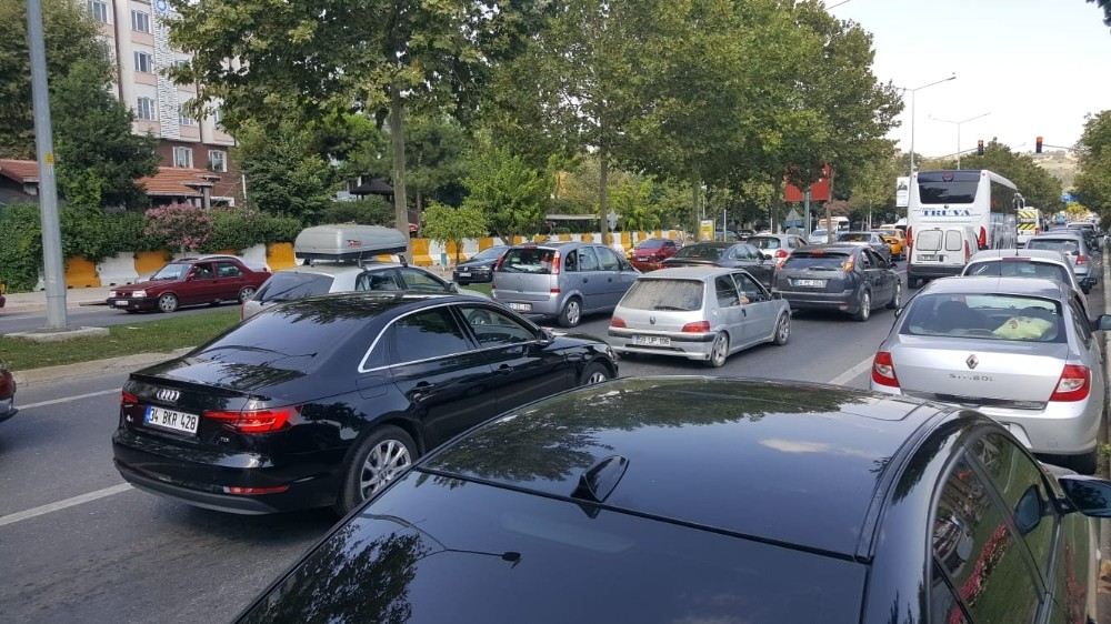 Akşam Trafiğine Kalmamak İçin Yola Çıktılar, Trafik Felç Oldu