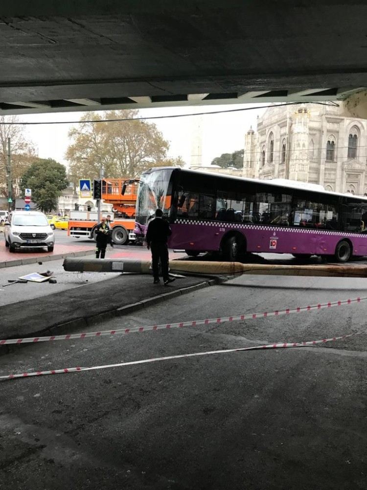 Aksarayda Yoldan Çıkan Otobüs, Elektrik Direğine Çarptı