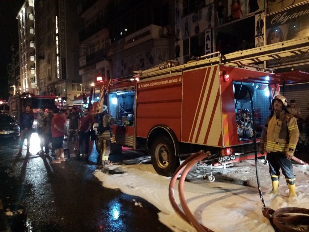 Aksaraydaki Bir Tekstil Hanında Çıkan Yangın Paniğe Sebep Oldu