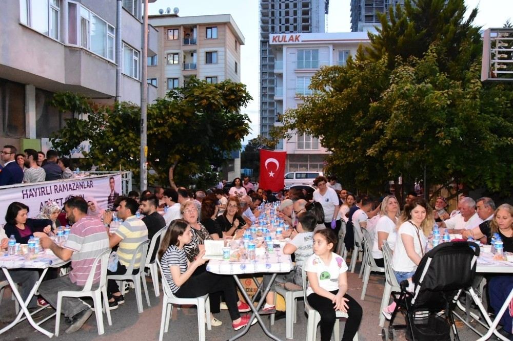 Alaşehir Belediye Başkanı Ahmet Öküzcüoğlu İstanbuldaki Alaşehirlilerle İftarda Bir Araya Geldi