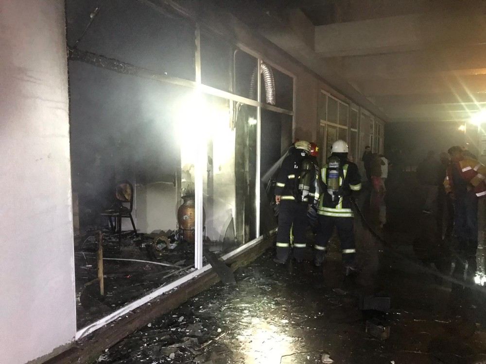 Alevlere Teslim Olan Kahvehane Kullanılamaz Hale Geldi