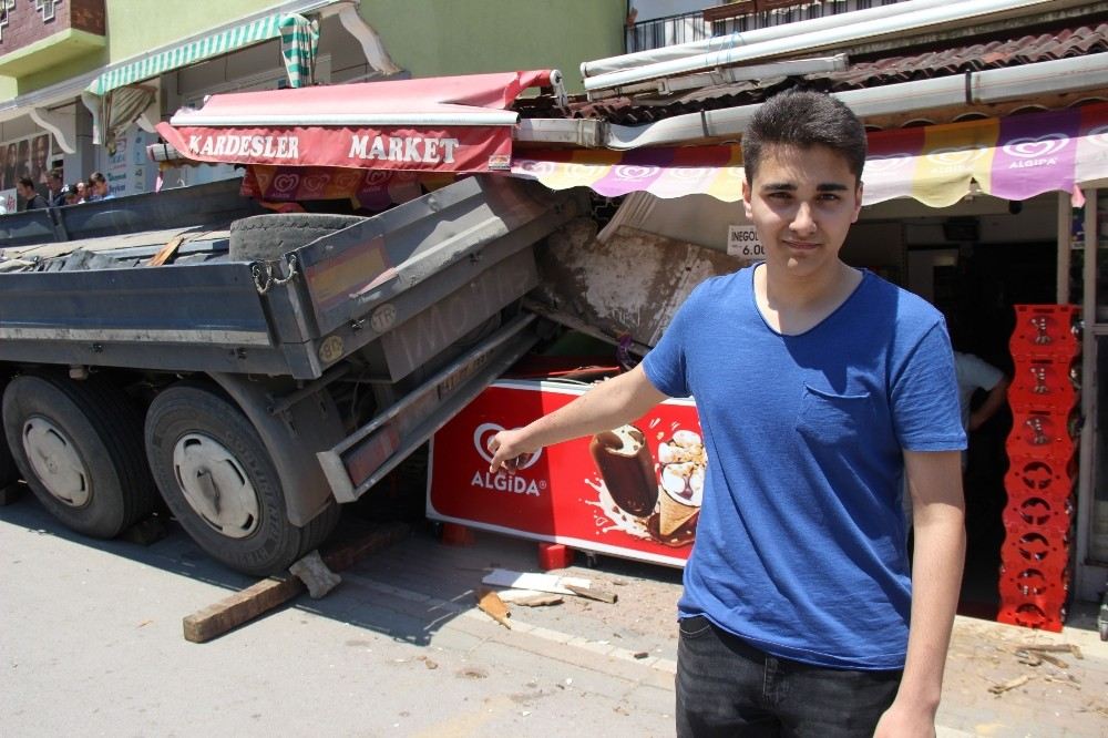 Alışveriş İçin Gittiği Büfede Dorsenin Altında Kalmaktan Son Anda Kurtuldu