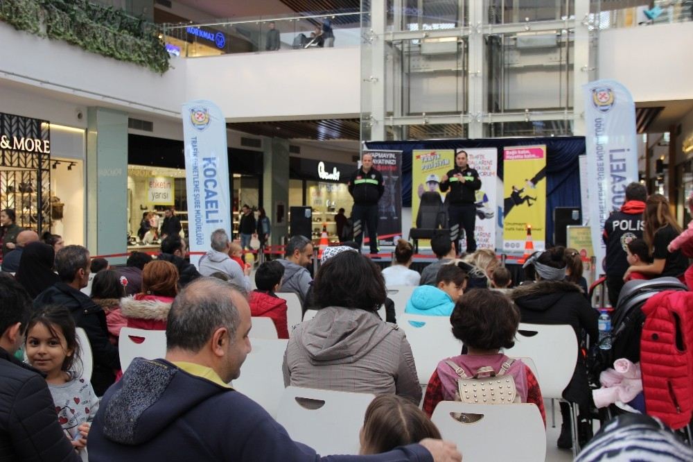 Alışveriş Merkezinde Polislerden Çocuklara Trafik Eğitimi