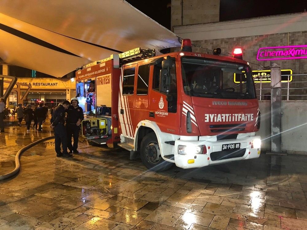 Alışveriş Merkezini Yoğun Duman Kapladı