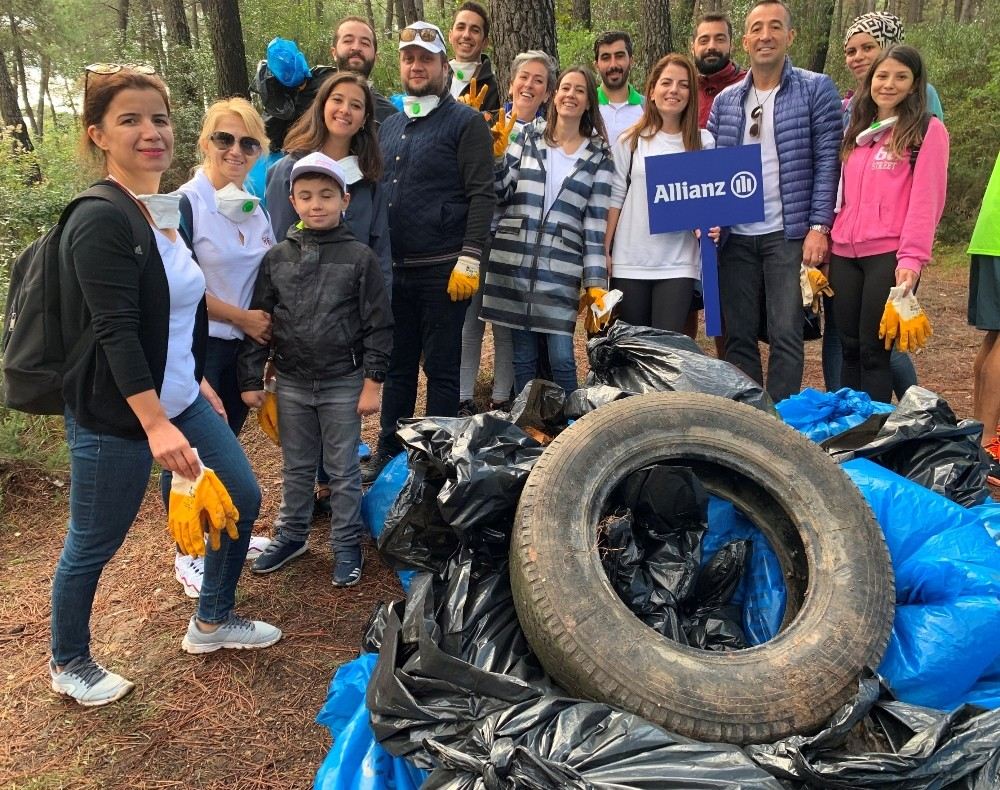 Allianz Türkiye Çalışanları Temizlik Hareketine Katılarak İstanbul Ve İzmirde Çöp Topladı