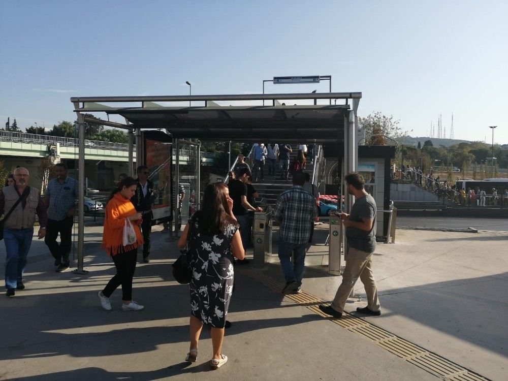 Altunizade Metrobüs Durağındaki Üstgeçit Paralı Oldu, Vatandaşlar Şaşkına Döndü