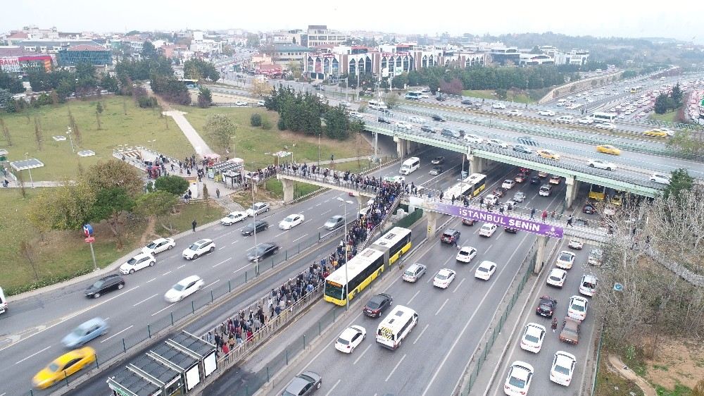 Altunizade Metrobüs Durağındaki Yoğunluk Havadan Görüntülendi