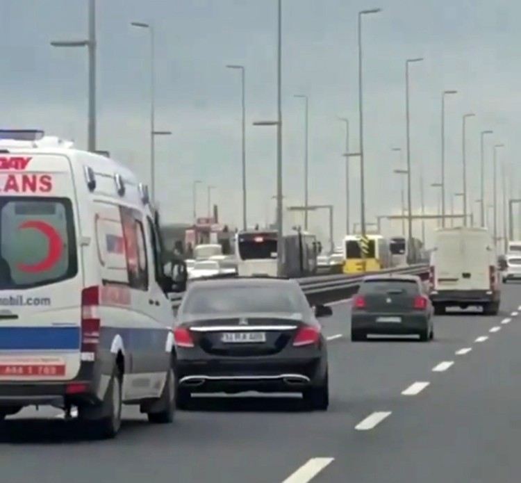 Ambulansa Yol Vermemek İçin Yaptıkları Bu Kadarına Da Pes Dedirtti