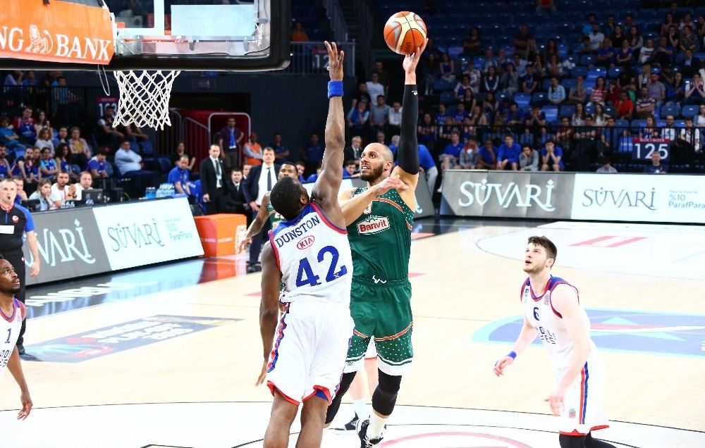 Anadolu Efes, Seride 1-0 Öne Geçti