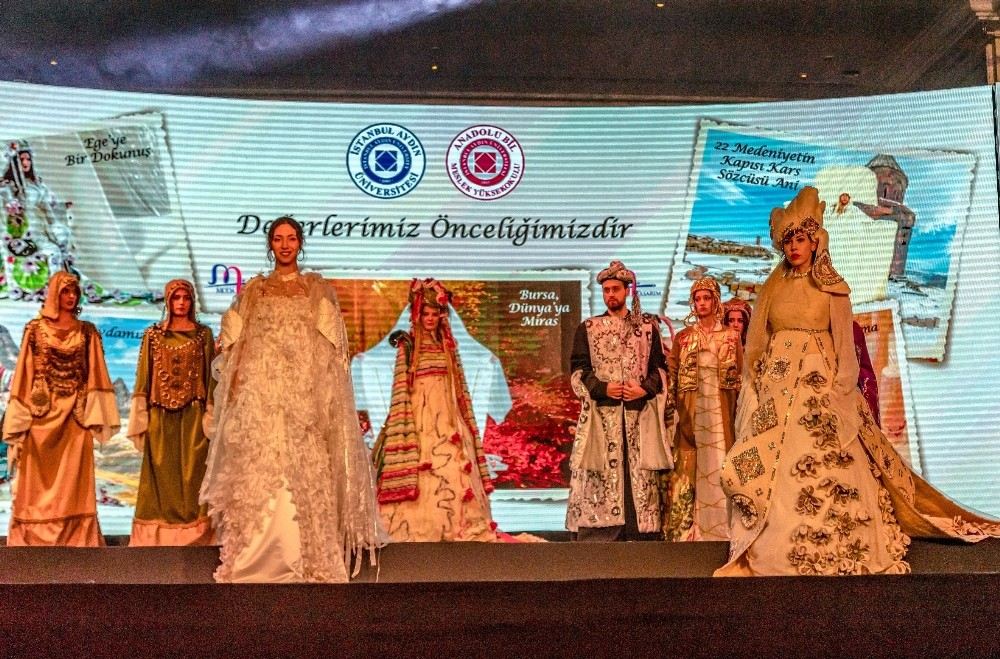 Anadolu Tarihi Moda Defilesinde