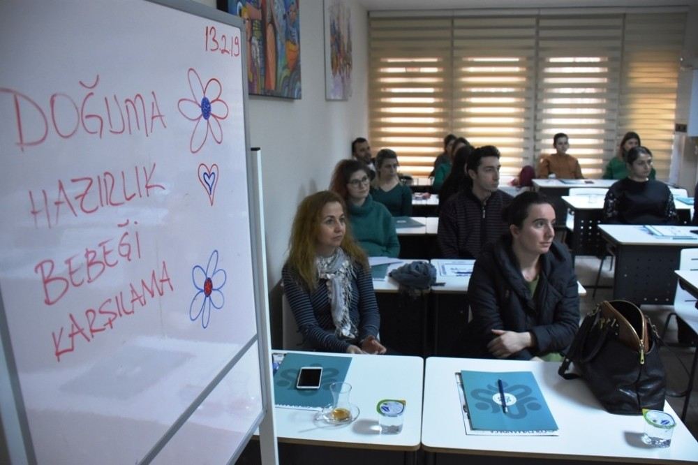 Anne Ve Baba Adayları Doğuma Ve Bebeği Karşılamaya Hazırlanıyor