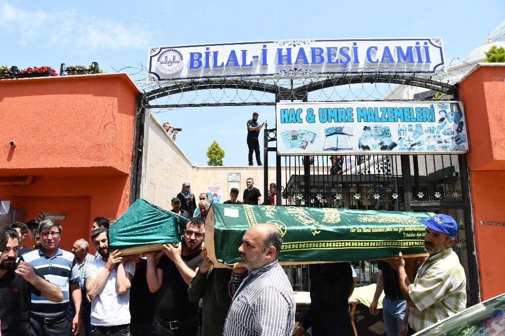 Antalyada Batan Sürat Teknesinde Ölen Suriyeli Kardeşler Son Yolculuğuna Uğurlandı