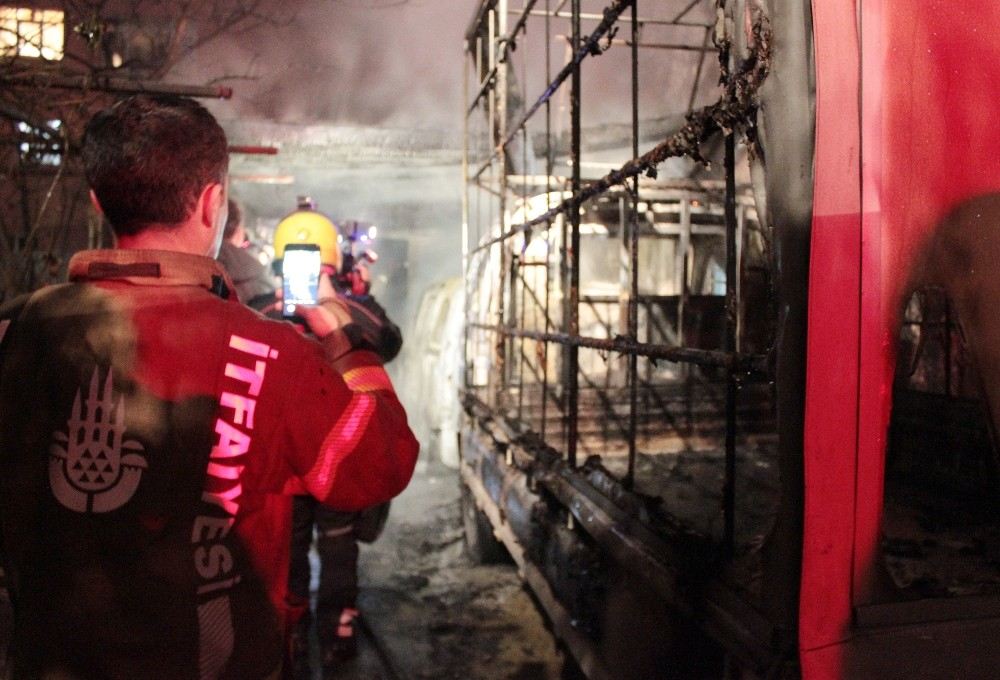 Araç Yangını Vatandaşları Sokağa Döktü