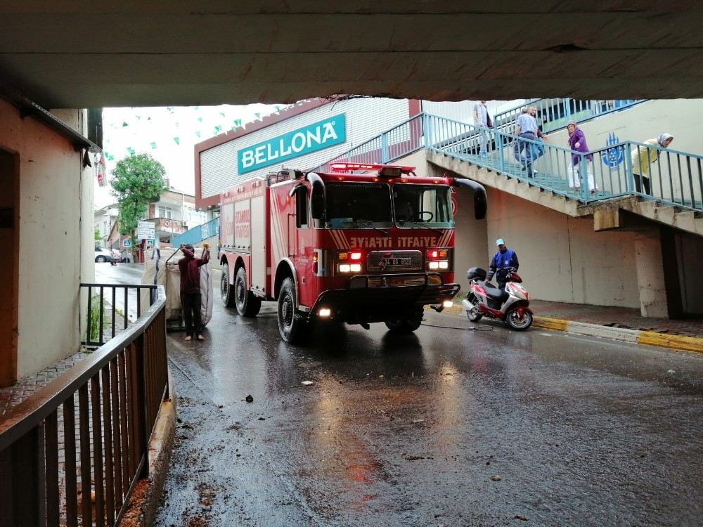 Araçlar Alt Geçitte Mahsur Kaldı