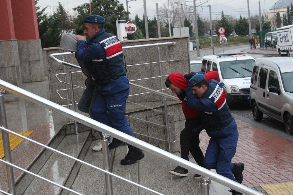 Araçta Uyuşturucu Maddeyle Yakalanan 2 Kişi Tutuklandı