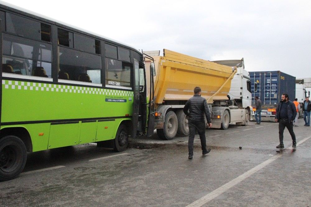 Aralarında Halk Otobüsünün De Olduğu Araçlar Birbirine Girdi: 8 Yaralı