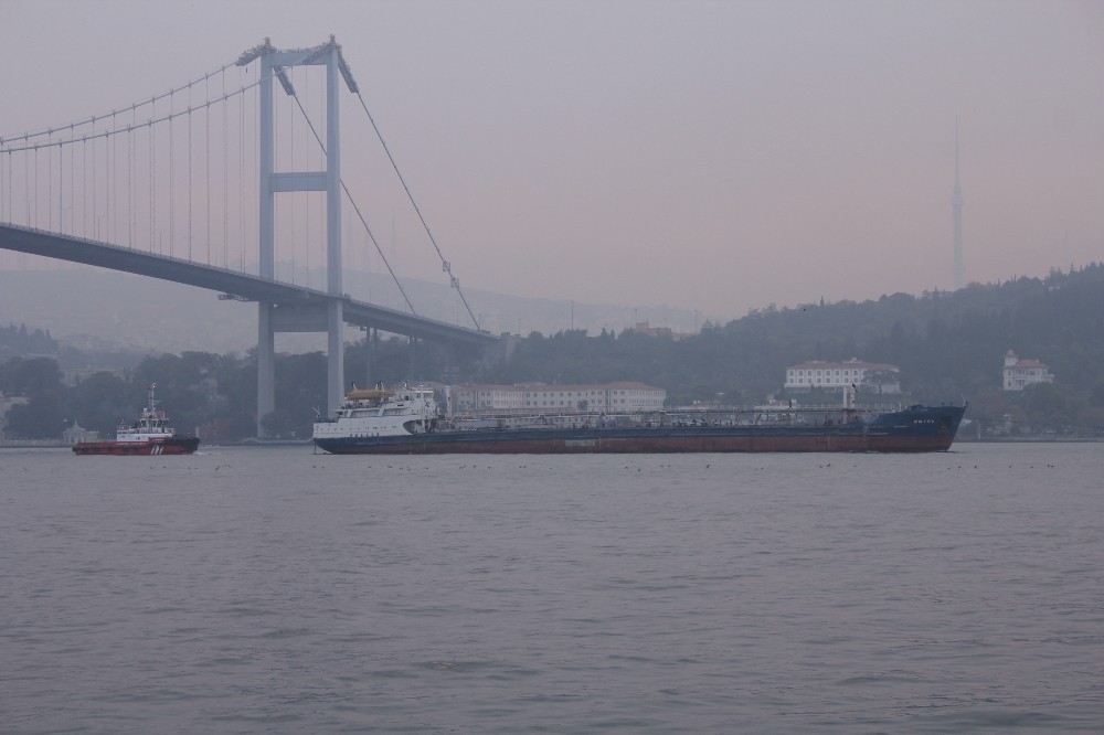 Arızalanan Gemi İstanbul Boğazında Römorkörlerle Geçirildi