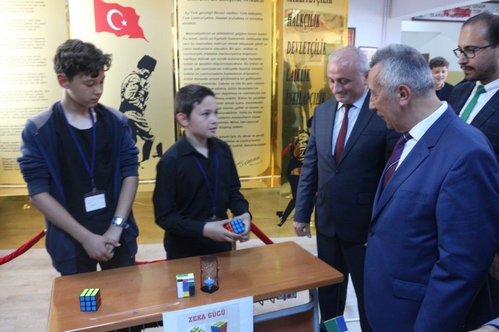 Arkadaşının Sunumu Bitmeden Rubik Küpü Çözdü