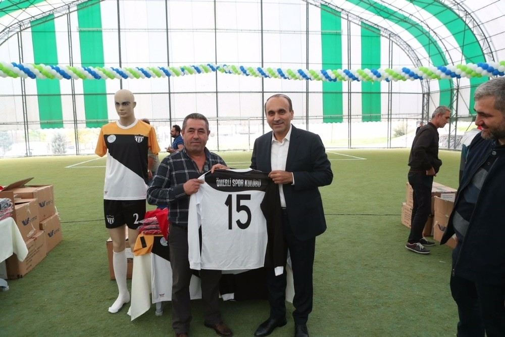 Arnavutköyde Amatör Spor Kulüplerine 10 Bin Parçalık Malzeme Desteği
