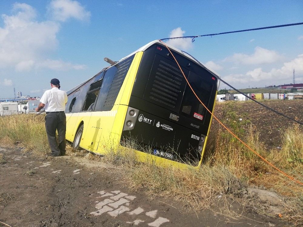 Arnavutköyde Belediye Otobüsü Tarlaya Uçtu: 2 Yaralı