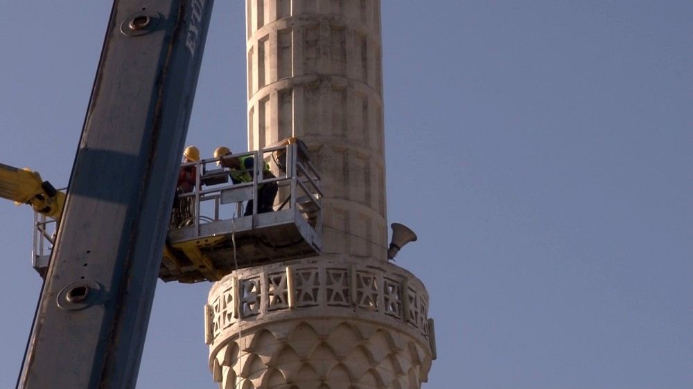 Arnavutköyde Depremde Hasar Gören Caminin Minaresi Sökülüyor