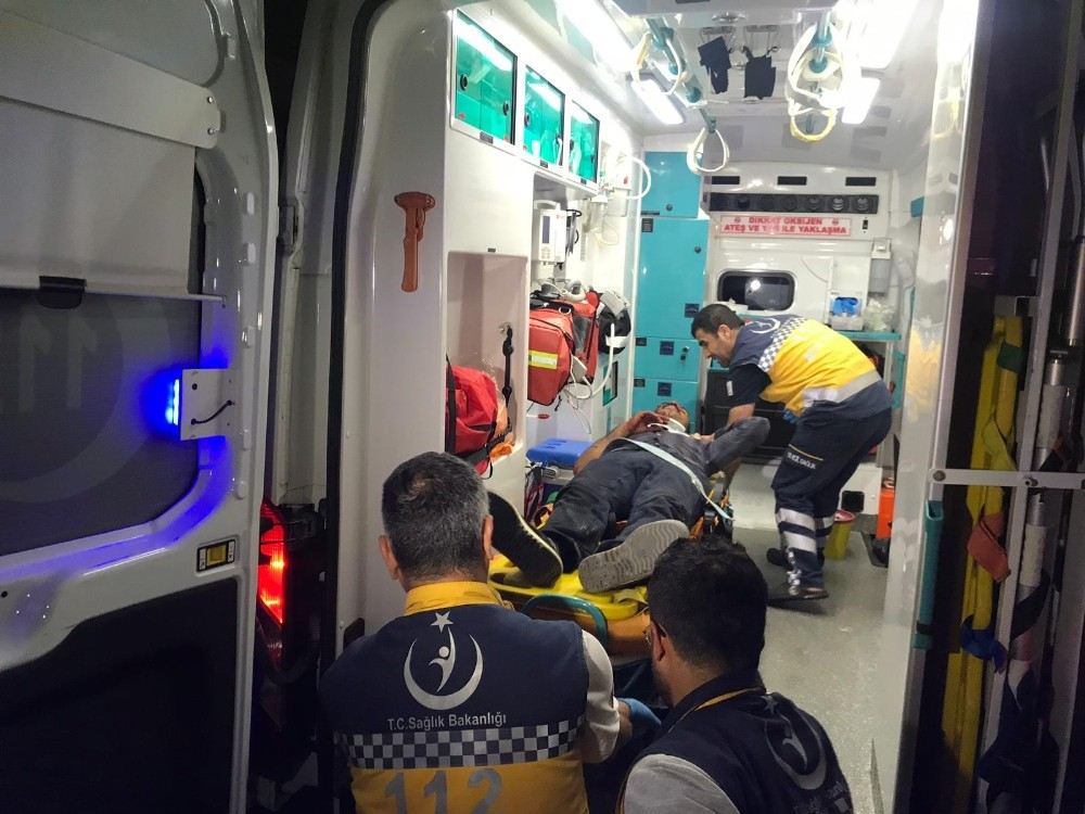 Arnavutköyde Göçmenleri Taşıyan Tır Kaza Yaptı, Çok Sayıda Göçmen Yaralandı