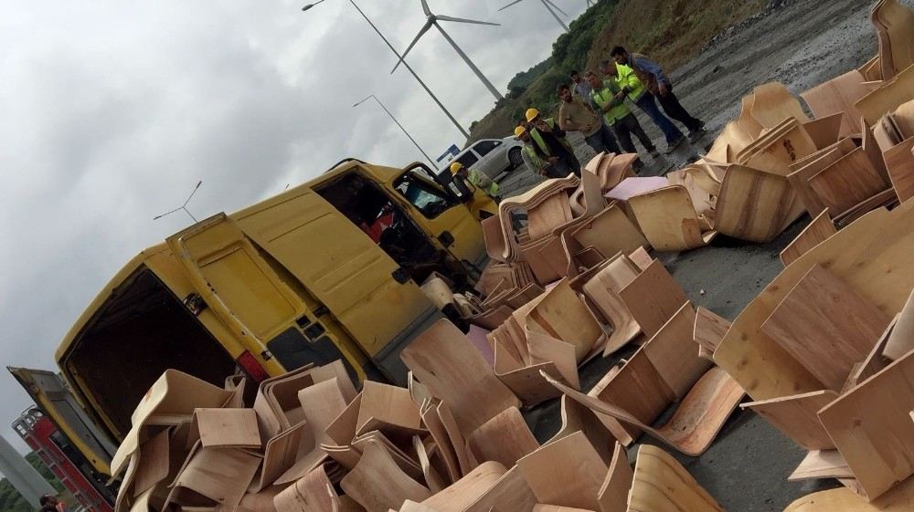 Arnavutköyde Minibüs Beton Mikserine Arkadan Çarptı: 1 Yaralı