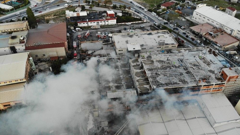 Arnavutköyde Mobilya İmalat Fabrikasında Korkutan Yangın