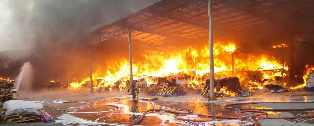 Arnavutköyde Sünger Fabrikasında Yangın