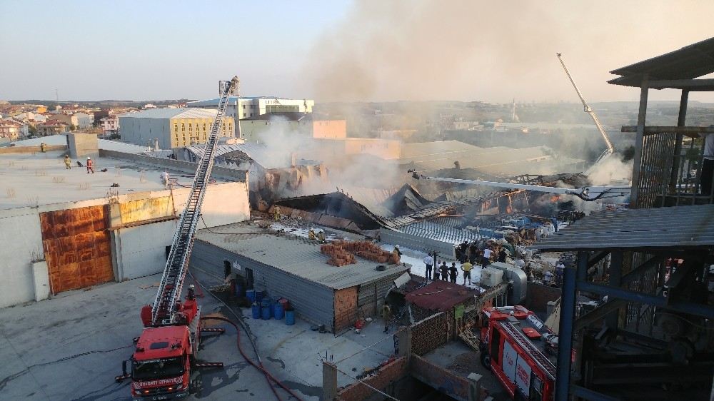 Arnavutköydeki Fabrika Alev Alev Yanıyor