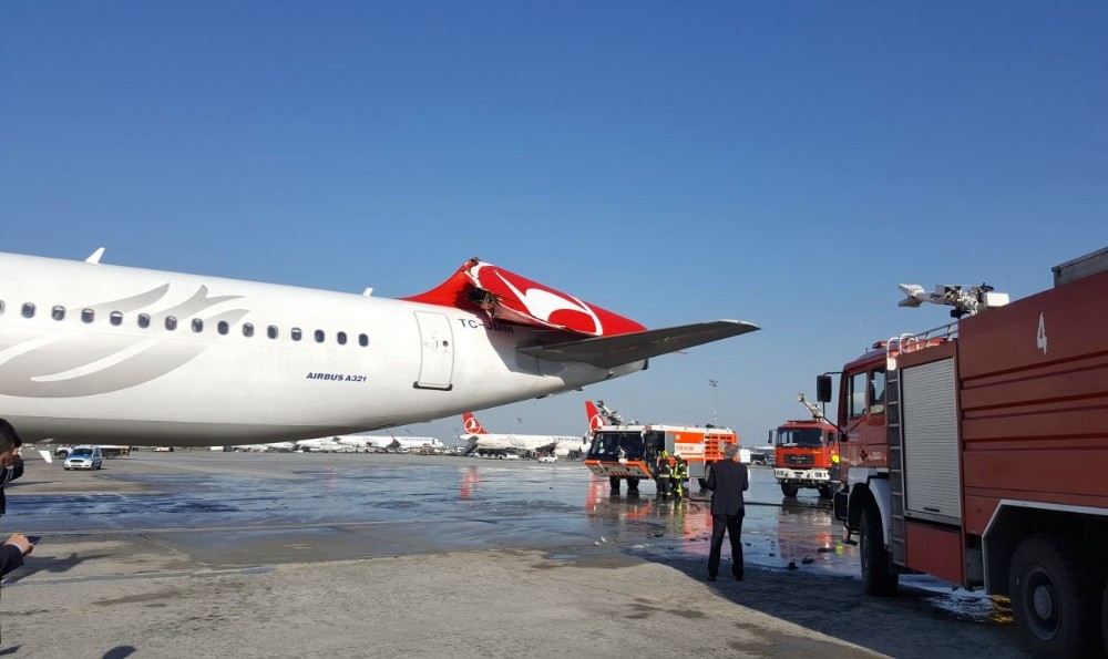 Asiana Havayollarına Ait Uçak, Atatürk Havalimanında Park Halindeki Uçağa Çarptı