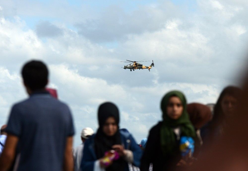 Atak Helikopterleri Harmandalı Oynadı