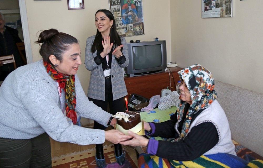 Ataşehir Belediyesinden Yaşlılara Doğum Günü Sürprizi