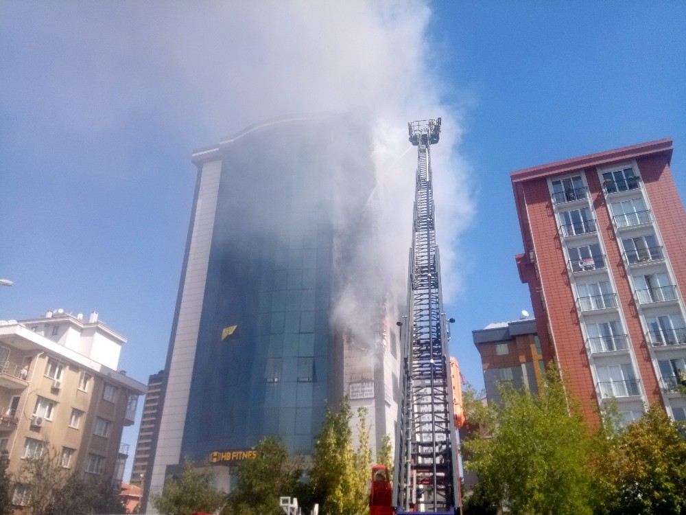 Ataşehirde 9 Katlı İş Merkezinde Yangın