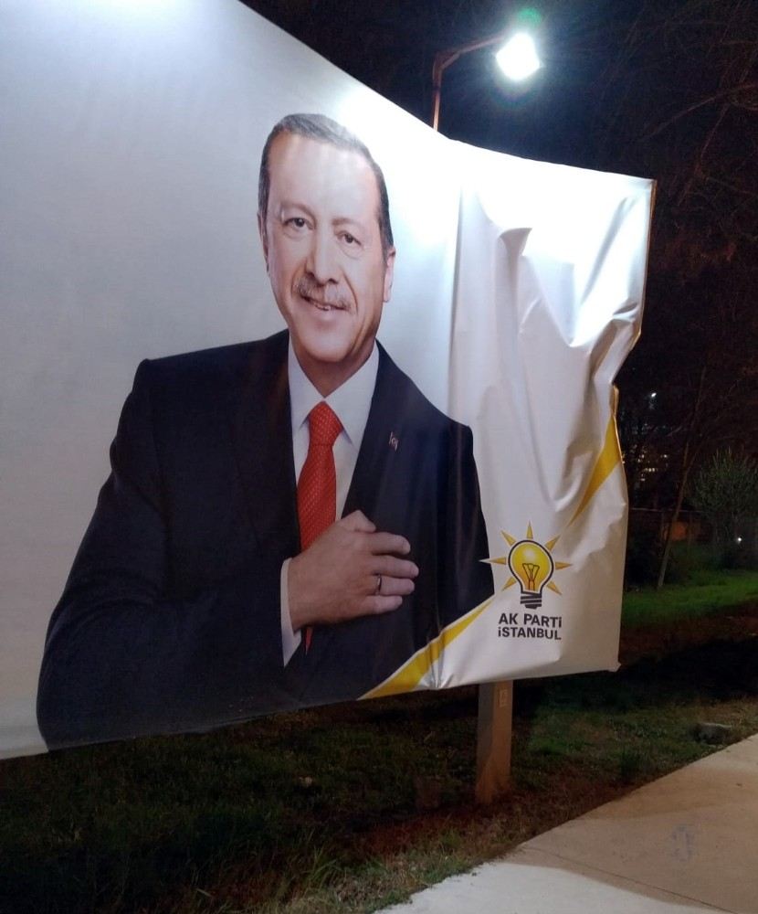 Ataşehirde Cumhurbaşkanı Erdoğanın Fotoğrafının Bulunduğu Billboarda Çirkin Saldırı