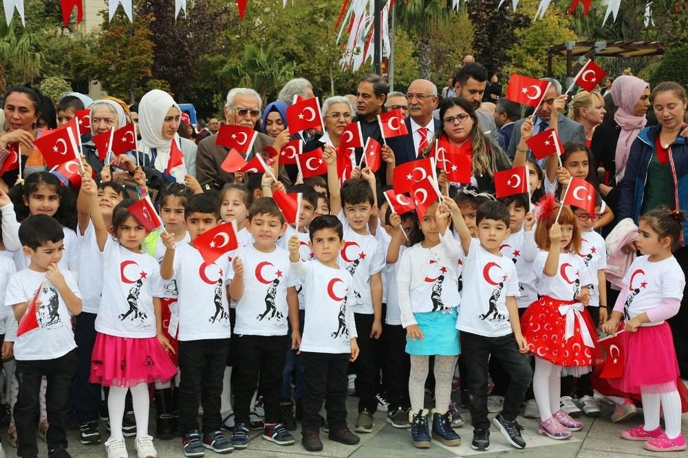 Ataşehirde Cumhuriyetin 96. Yılı Resmi Törenlerle Kutlandı